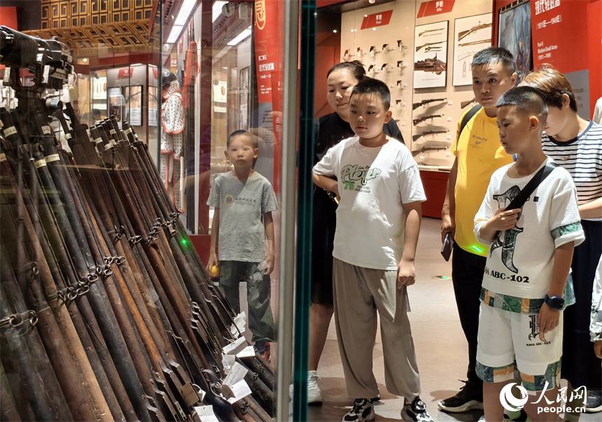 暑假期間，學生們走進南昌軍事主題公園輕武器館參觀，學習國防知識，感受軍事科技的魅力。人民網記者 時雨攝