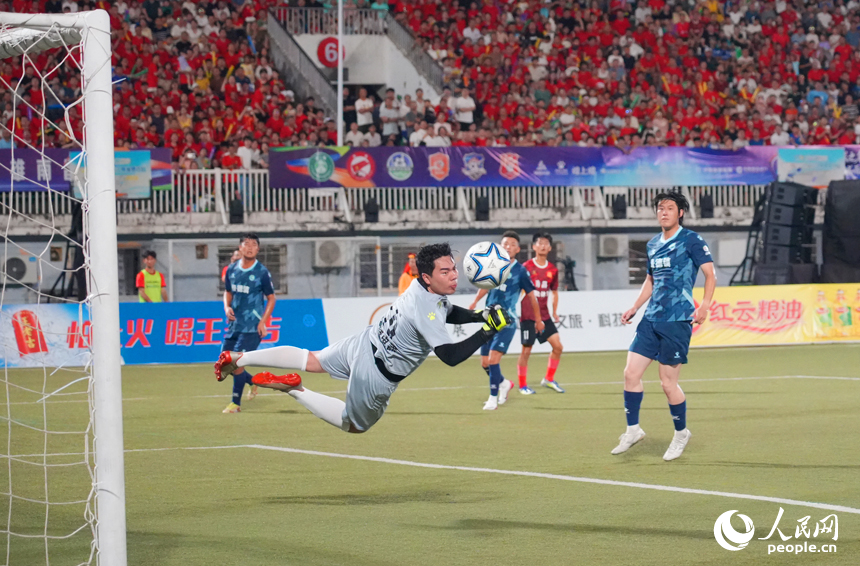 比賽中，守門員飛身撲救。人民網記者 毛思遠攝