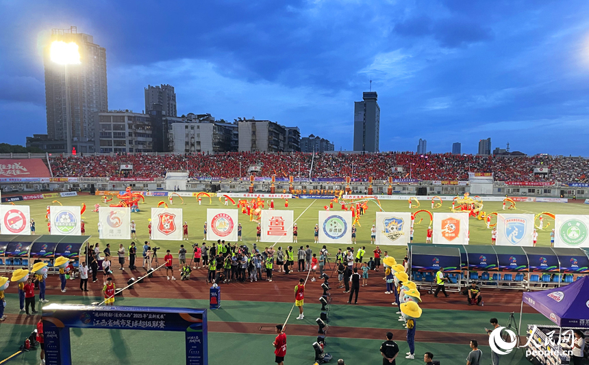 “贛超”揭幕戰現場，十一支隊伍隊徽亮相。人民網記者 毛思遠攝