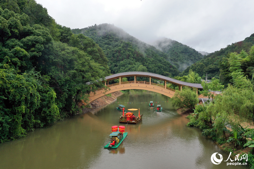 廣昌縣楊溪鄉撫河源的河道里游客們乘坐竹筏，享受盛夏里的清涼和愜意。人民網記者 時雨攝