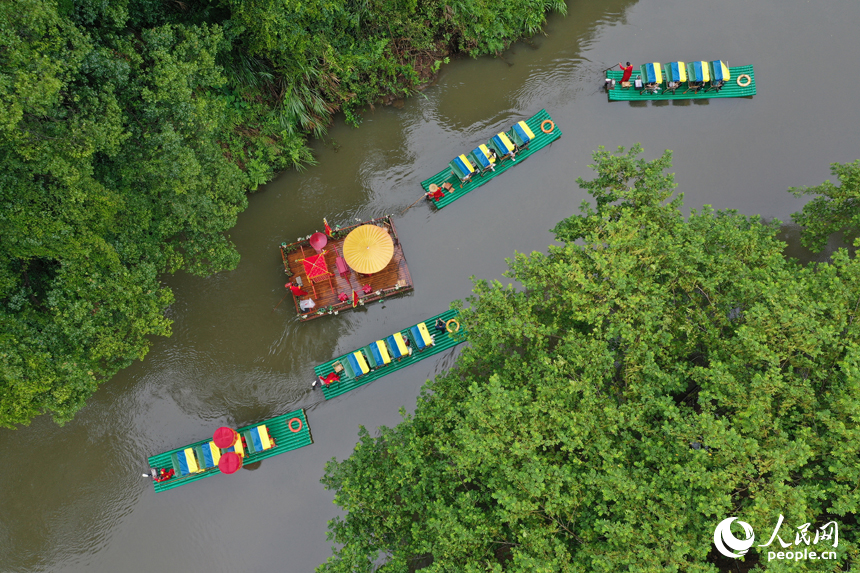 廣昌縣楊溪鄉撫河源的河道里游客們乘坐竹筏，享受盛夏里的清涼和愜意。人民網記者 時雨攝