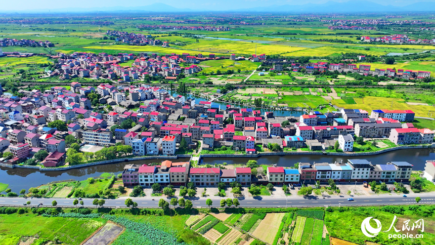 豐城市拖船鎮松湖村，公路、鐵路與周邊鄉村田園、房屋相映成景。人民網 朱海鵬攝
