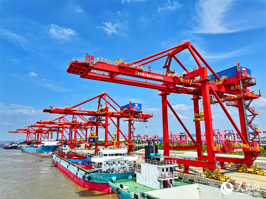 位于九江市彭澤縣的九江紅光國際港紅光碼頭，五顏六色的集裝箱層層碼放，裝卸作業有序進行。人民網 朱海鵬攝