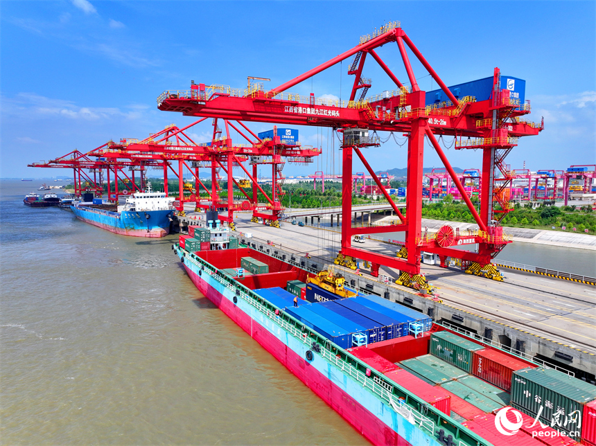 位于九江市彭澤縣的九江紅光國際港紅光碼頭，五顏六色的集裝箱層層碼放，裝卸作業有序進行。人民網 朱海鵬攝