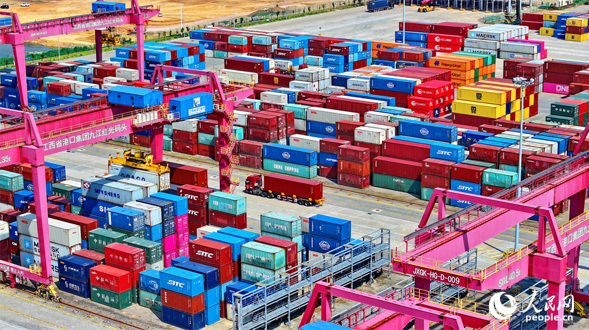 位于九江市彭澤縣的九江紅光國際港紅光碼頭，五顏六色的集裝箱層層碼放，裝卸作業有序進行。人民網 朱海鵬攝