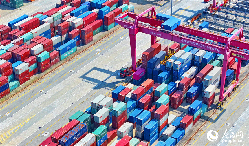 位于九江市彭澤縣的九江紅光國際港紅光碼頭，五顏六色的集裝箱層層碼放，裝卸作業有序進行。人民網 朱海鵬攝