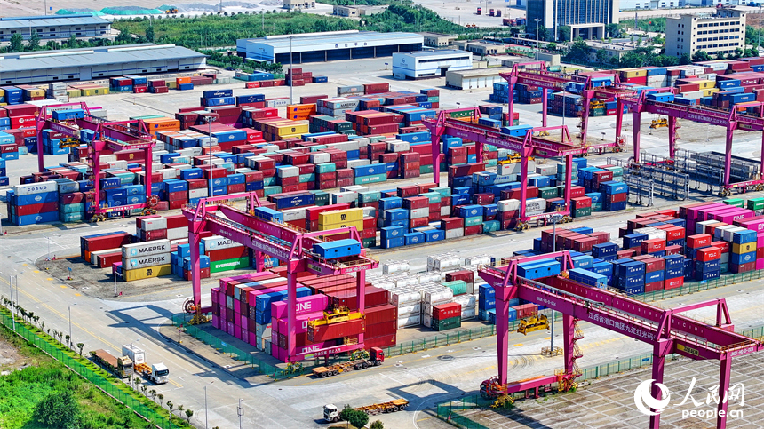 位于九江市彭澤縣的九江紅光國際港紅光碼頭，五顏六色的集裝箱層層碼放，裝卸作業有序進行。人民網 朱海鵬攝