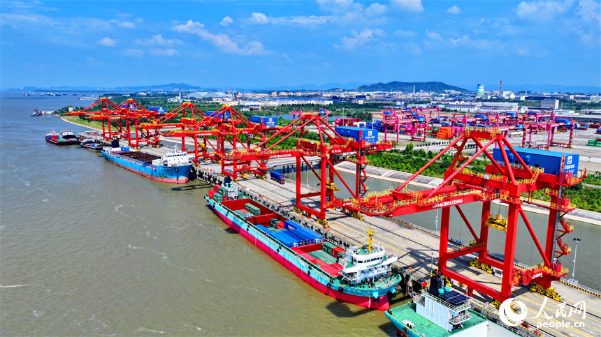 位于九江市彭澤縣的九江紅光國際港紅光碼頭，五顏六色的集裝箱層層碼放，裝卸作業有序進行。人民網 朱海鵬攝