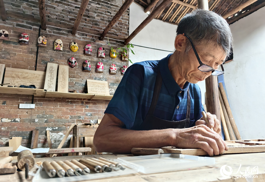 古祠堂內，匠人正在制作木雕。人民網記者 時雨攝