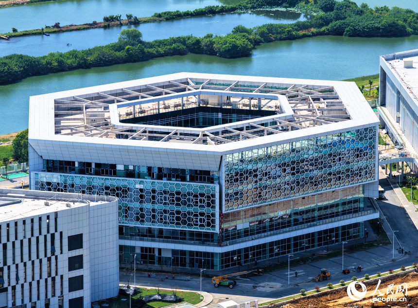 南昌瑤湖科學島一期項目——南昌實驗室建設現場，項目整體形象已初步顯現。人民網記者 毛思遠攝
