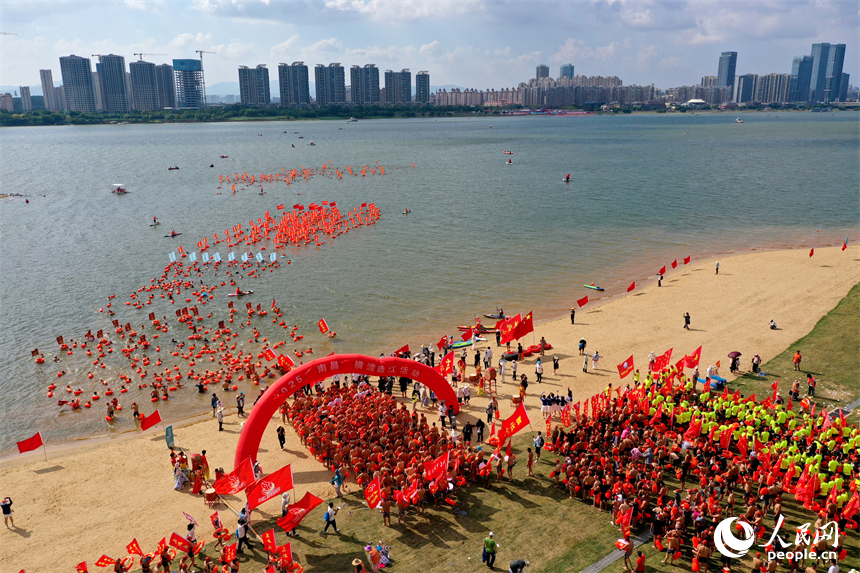 2025年南昌市橫渡贛江活動在贛江南昌段舉行，圖為游泳愛好者們在入水點下水向對岸游去。人民網記者 時雨攝