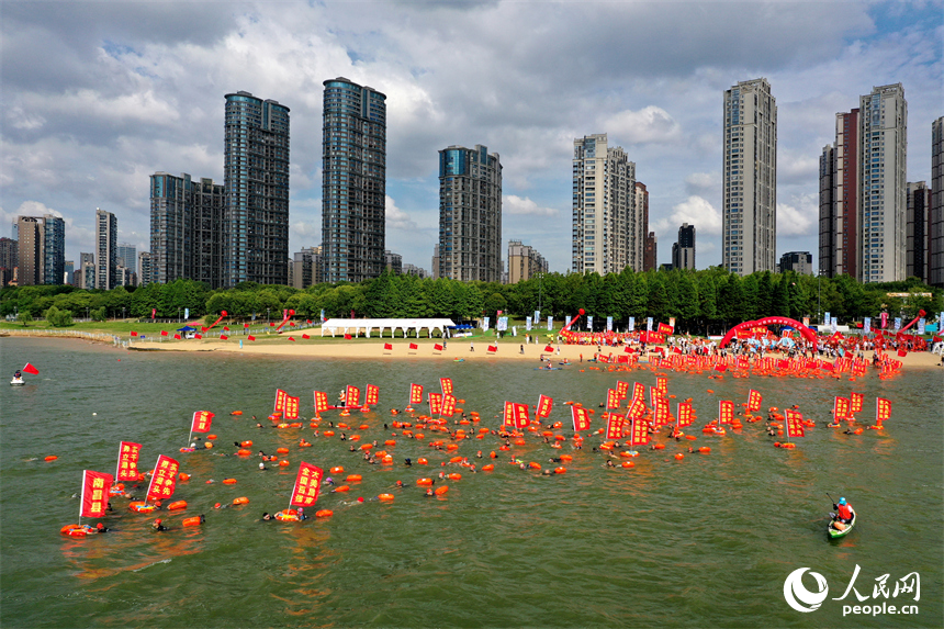 2025年南昌市橫渡贛江活動在贛江南昌段舉行，圖為游泳愛好者們在入水點下水向對岸游去。人民網記者 時雨攝
