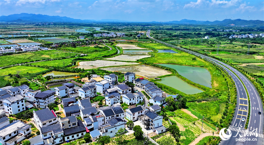 九江市彭澤縣馬當鎮青山村，蜿蜒的農村公路與村莊、田園相映成景。人民網 朱海鵬攝