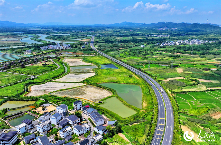 九江市彭澤縣馬當鎮青山村，蜿蜒的農村公路與村莊、田園相映成景。人民網 朱海鵬攝