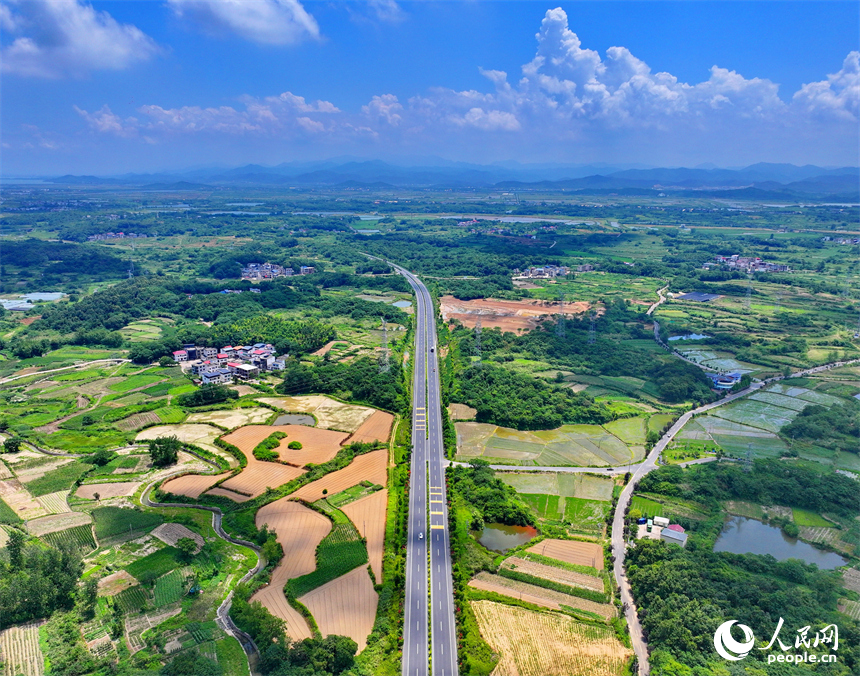九江市彭澤縣馬當鎮青山村，蜿蜒的農村公路與村莊、田園相映成景。人民網 朱海鵬攝