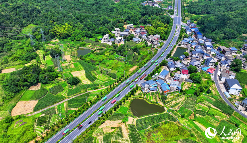 九江市彭澤縣馬當鎮青山村，蜿蜒的農村公路與村莊、田園相映成景。人民網 朱海鵬攝