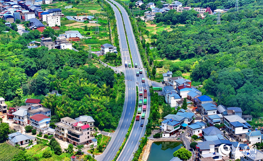 九江市彭澤縣馬當鎮青山村，蜿蜒的農村公路與村莊、田園相映成景。人民網 朱海鵬攝