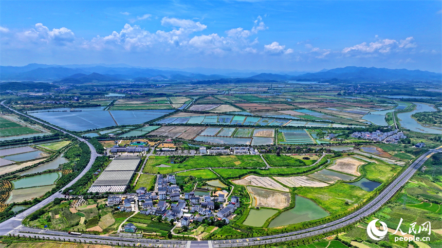 九江市彭澤縣馬當鎮青山村，蜿蜒的農村公路與村莊、田園相映成景。人民網 朱海鵬攝