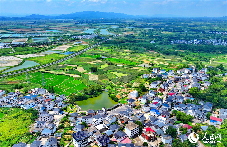 九江市彭澤縣馬當鎮青山村，蜿蜒的農村公路與村莊、田園相映成景。人民網 朱海鵬攝
