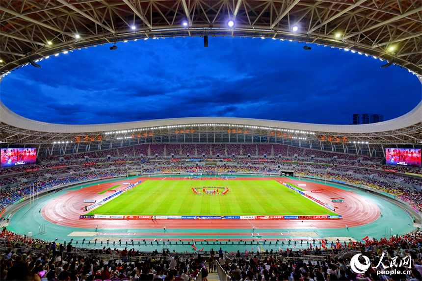 在贛州市全民健身中心舉行的“贛超”第二輪比賽吸引數萬人到場觀看。人民網 朱海鵬攝