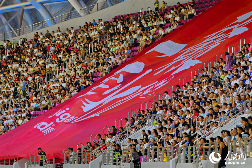 在贛州市全民健身中心舉行的“贛超”第二輪比賽吸引數萬人到場觀看。人民網 朱海鵬攝