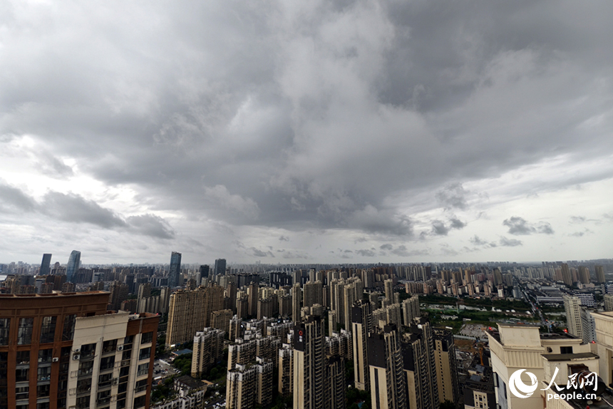 21日下午，烏云壓城，南昌遭遇大風、強降雨的強對流天氣。人民網記者 時雨攝