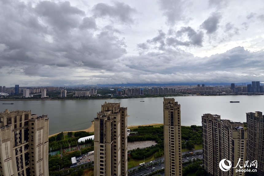 21日下午，烏云壓城，南昌遭遇大風、強降雨的強對流天氣。人民網記者 時雨攝