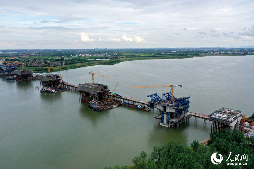 建設中的昌南大橋。人民網記者 時雨攝