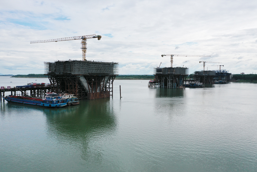 昌南大橋最大V型主墩澆筑完成。人民網記者 時雨攝