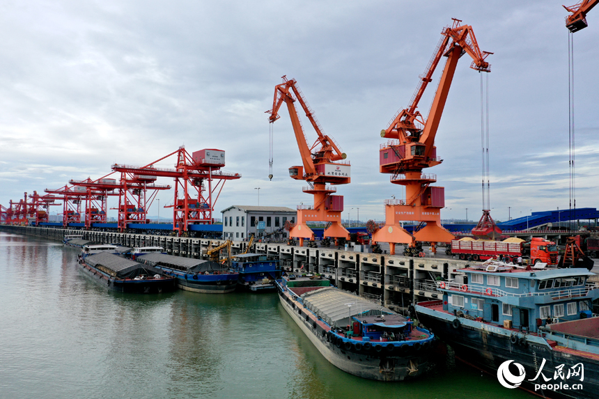 贛江南昌縣水域的姚灣綜合碼頭上，龍門吊正在裝卸貨船上的貨物。人民網記者 時雨攝