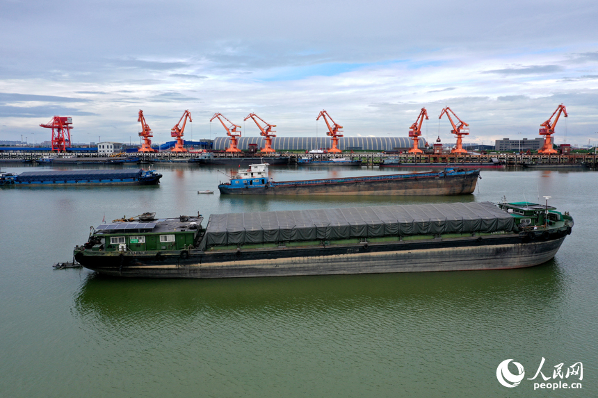 姚灣綜合碼頭的水域上，裝載貨物的貨船有序停泊等待靠港卸貨。人民網記者 時雨攝