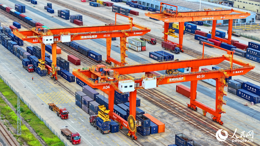 位于贛州市南康區的贛州國際陸港，進口木材和出口家具貨物集裝箱吊裝作業快速有序進行。人民網 朱海鵬攝