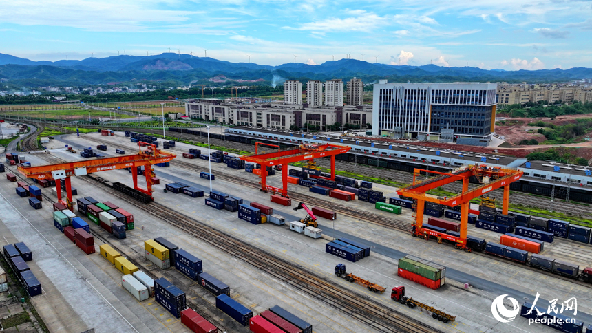 位于贛州市南康區的贛州國際陸港，進口木材和出口家具貨物集裝箱吊裝作業快速有序進行。人民網 朱海鵬攝
