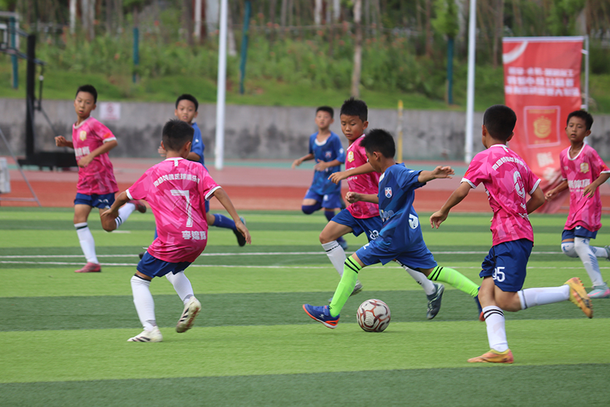 小球員們正在球場比拼。劉琮媛攝