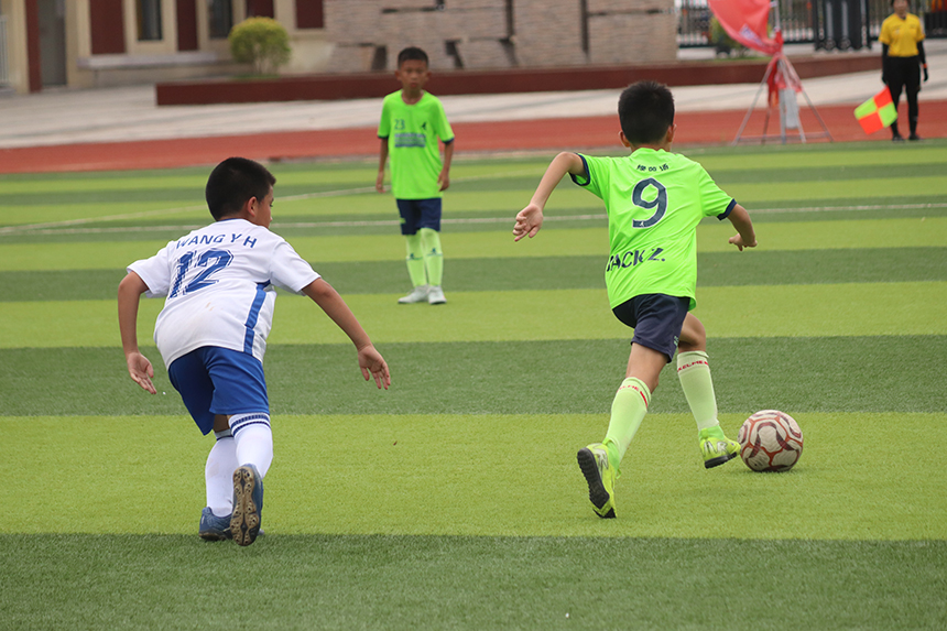 小球員們正在球場比拼。劉琮媛攝