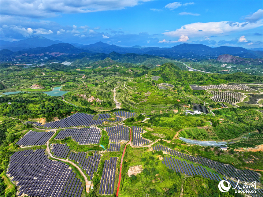 贛州市尋烏縣文峰鄉柯樹塘廢棄礦山，連片的光伏發電設施與群峰、林田、花果、湖草交相輝映。人民網 朱海鵬攝