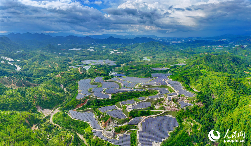 贛州市尋烏縣文峰鄉柯樹塘廢棄礦山，連片的光伏發電設施與群峰、林田、花果、湖草交相輝映。人民網 朱海鵬攝