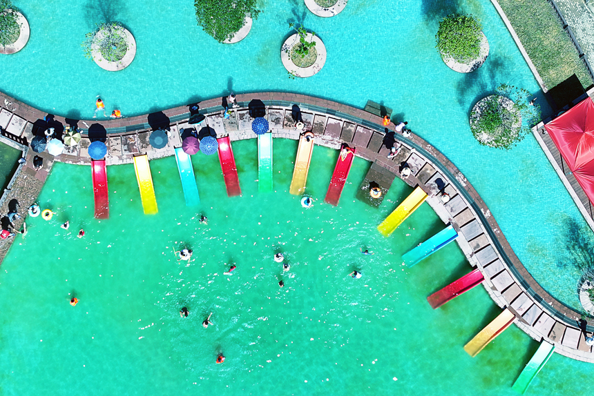 宜豐縣黃墾鎮九嶺村源泉游泳池，孩子們在戲水消暑，樂享清涼。何賤來攝