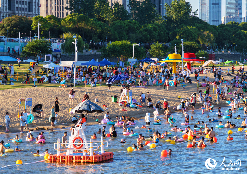 市民游客在南昌市摩天灣天然泳場消暑納涼。人民網記者 毛思遠攝