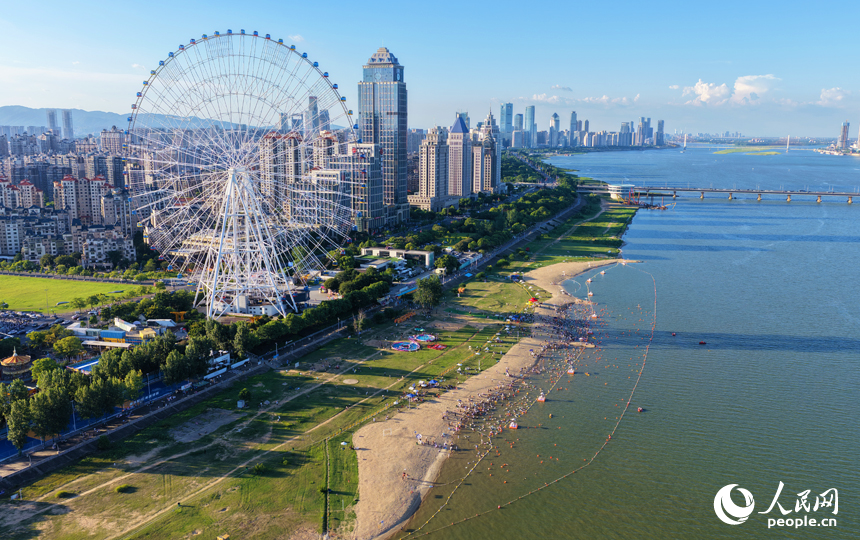 南昌市摩天灣天然泳場游人如織。人民網記者 毛思遠攝