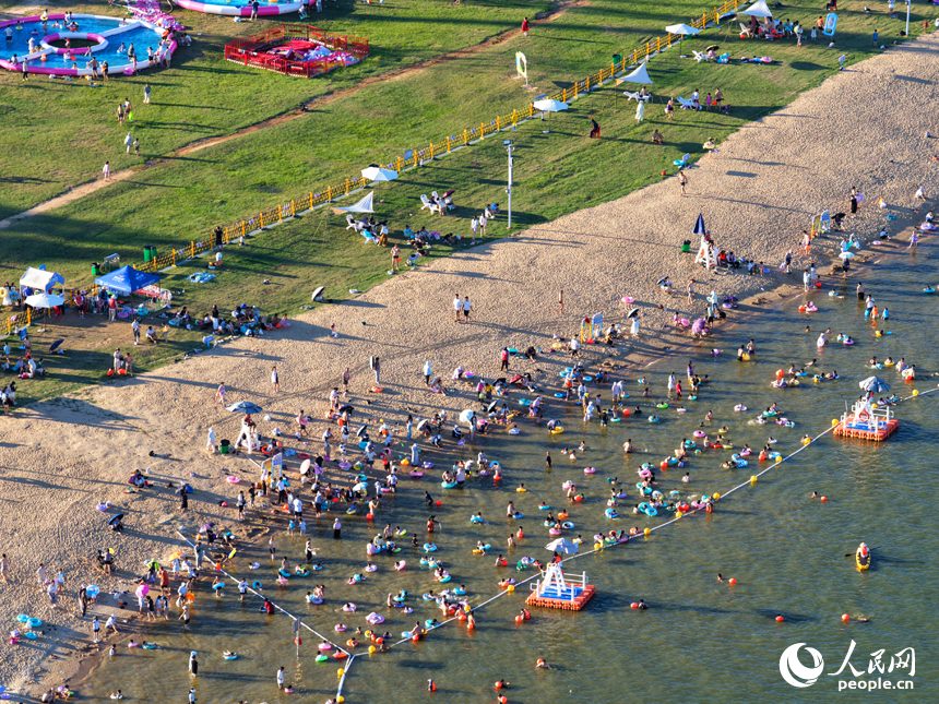 南昌市摩天灣天然泳場游人如織。人民網記者 毛思遠攝