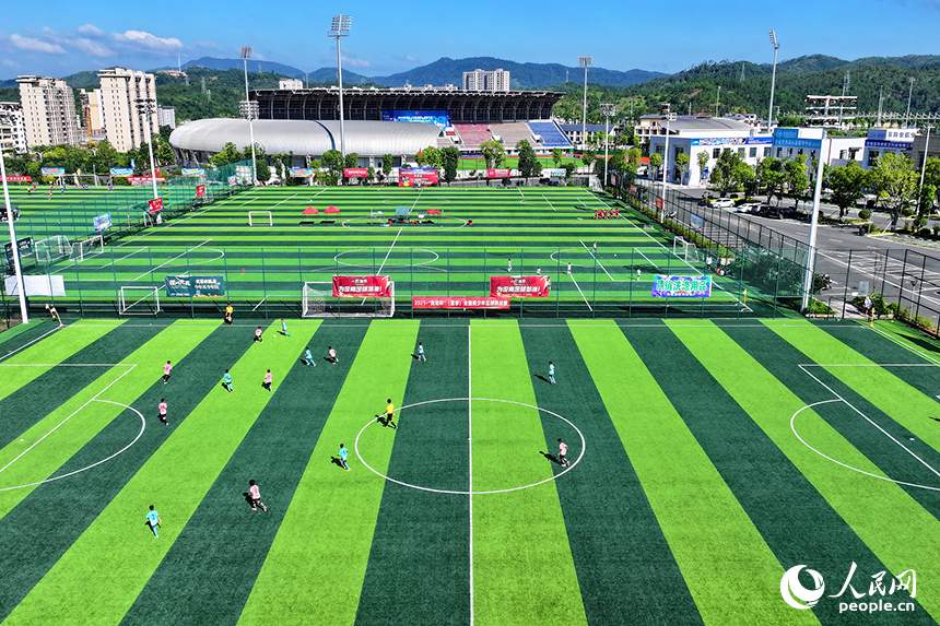 江西定南（國家）青少年足球訓練中心，各地前來參加夏季訓練營的足球小將們在場上訓練、比賽。人民網 朱海鵬攝