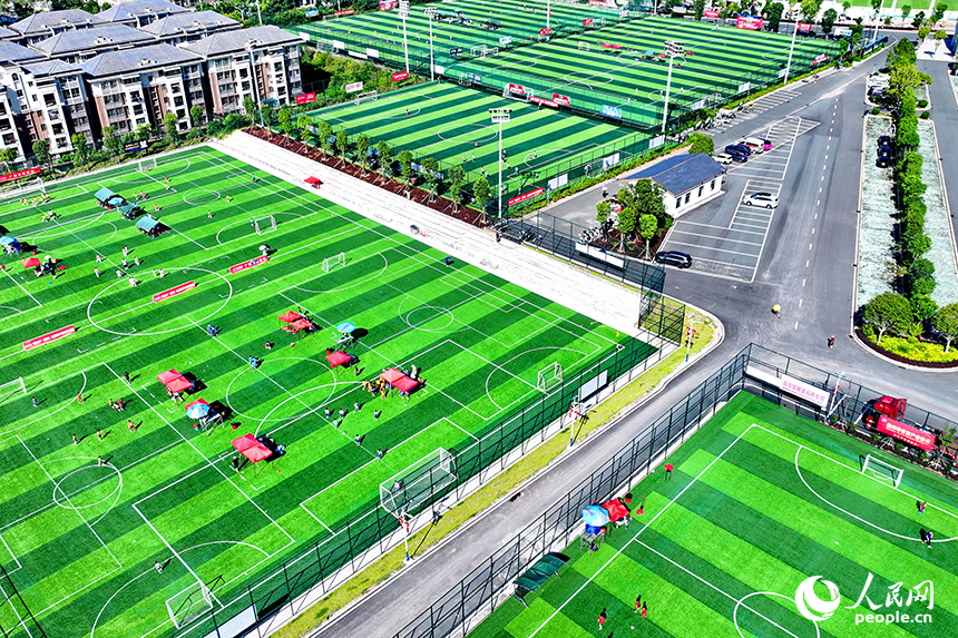 江西定南（國家）青少年足球訓練中心，各地前來參加夏季訓練營的足球小將們在場上訓練、比賽。人民網 朱海鵬攝