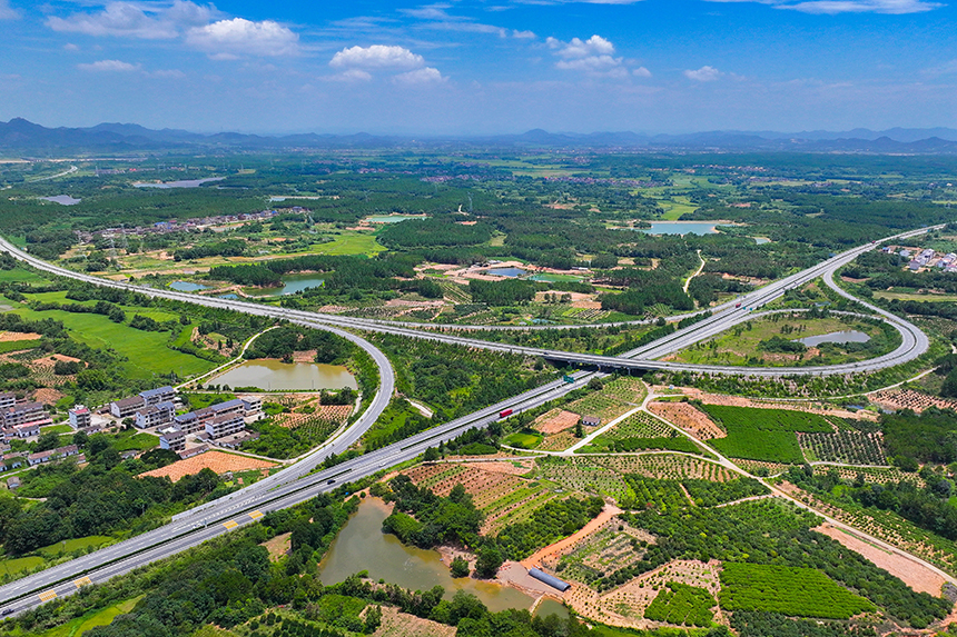 江西省撫州市臨川區嵩湖鄉境內的撫州東外環高速與撫吉高速樞紐四通八達。郭昊攝