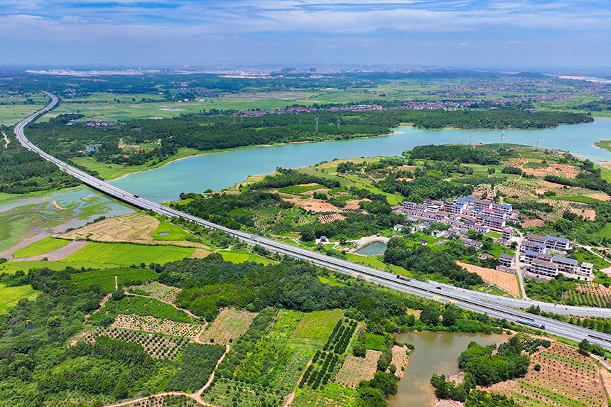 江西省撫州市臨川區嵩湖鄉境內的撫州東外環高速與撫吉高速樞紐四通八達。郭昊攝