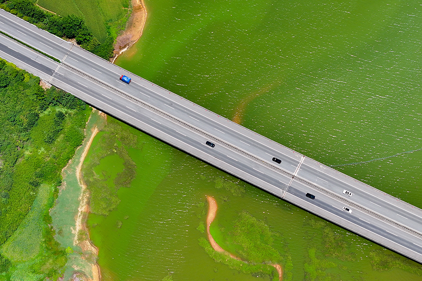 車輛行駛在撫吉高速上。郭昊攝