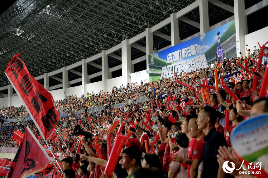 近萬名球迷到場觀戰，賽場氣氛拉滿。人民網 涂詩軒攝