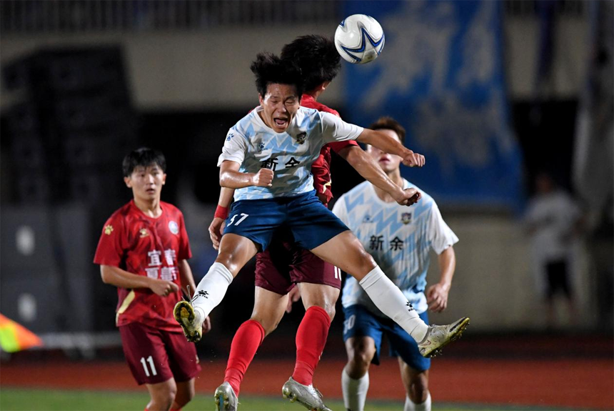 宜春隊和新余隊球員在球場奮力拼搶。劉繼剛攝
