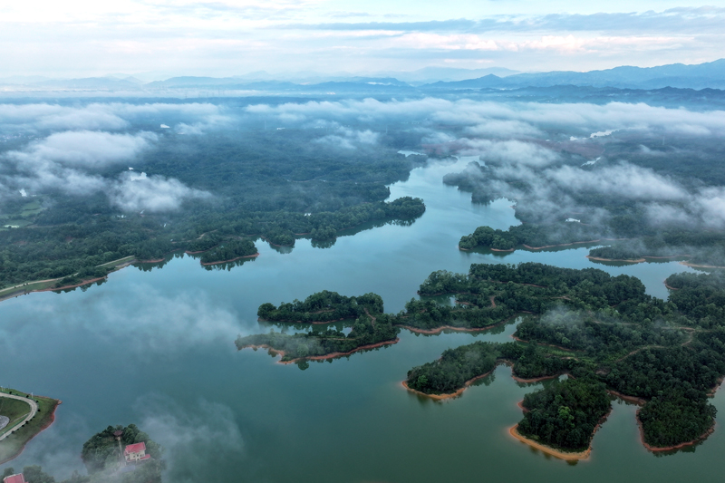 宜豐縣石市鎮路段旁的光華水庫，煙波浩渺，碧水如玉。