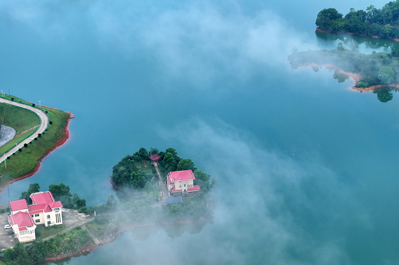 宜豐縣石市鎮路段旁的光華水庫，煙波浩渺，碧水如玉。